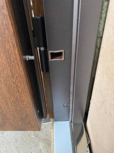 "AVE-стеклопакет" с терморазрывом — полуторные входные двери.