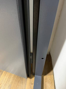 Металлическая дверь DV-0.5 RAL 7024 с молдингом, утепленная