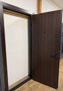 Гладь Темный орех — входная дверь в квартиру