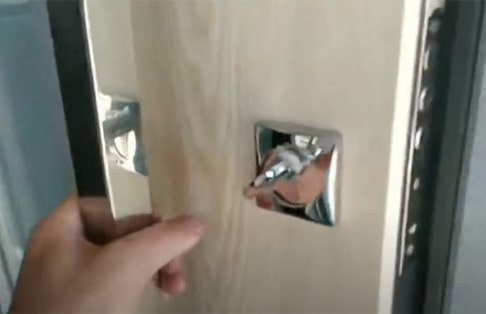 Серебреная дверная ручка скоба