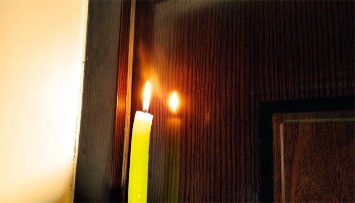 Проверка сквозняков в дверях свечой